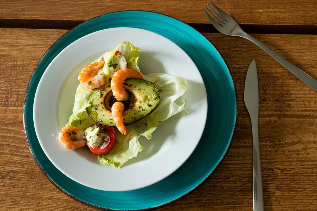 Aguacates rellenos con camarones al estilo mexicano