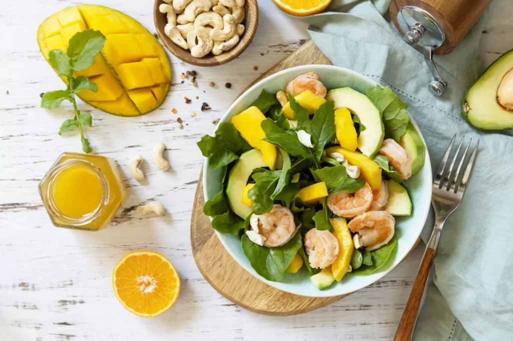 ensalada de aguacate con mango