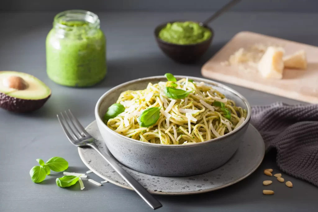 Pasta con pesto de Aguacate