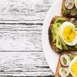 huevos rellenos con aguacate